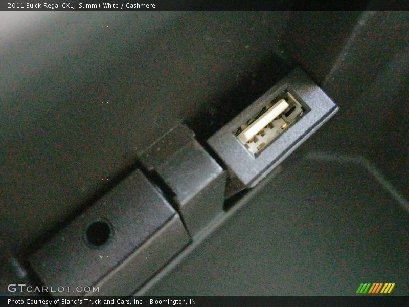 Summit White / Cashmere 2011 Buick Regal CXL