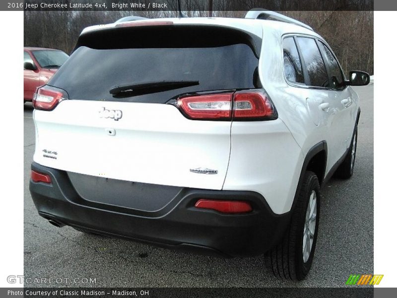 Bright White / Black 2016 Jeep Cherokee Latitude 4x4