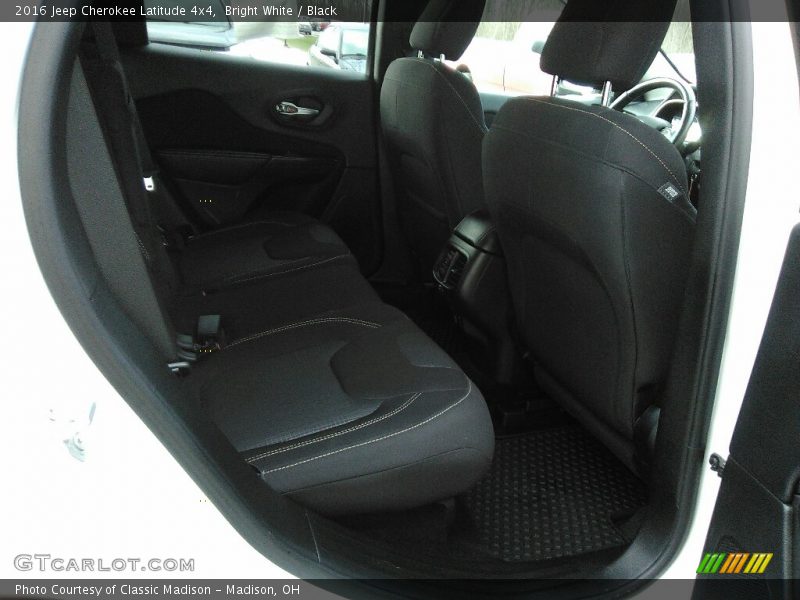 Bright White / Black 2016 Jeep Cherokee Latitude 4x4