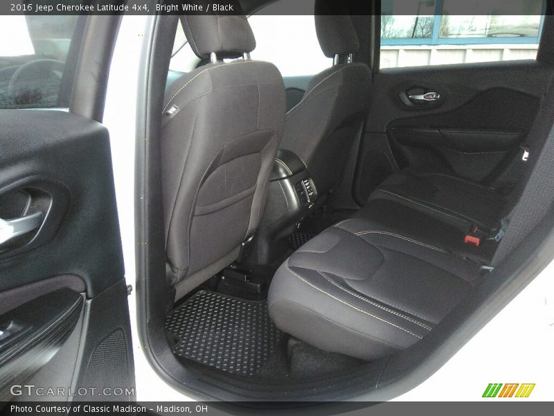 Bright White / Black 2016 Jeep Cherokee Latitude 4x4