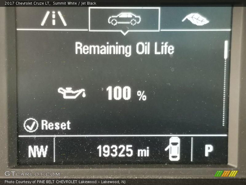 Summit White / Jet Black 2017 Chevrolet Cruze LT