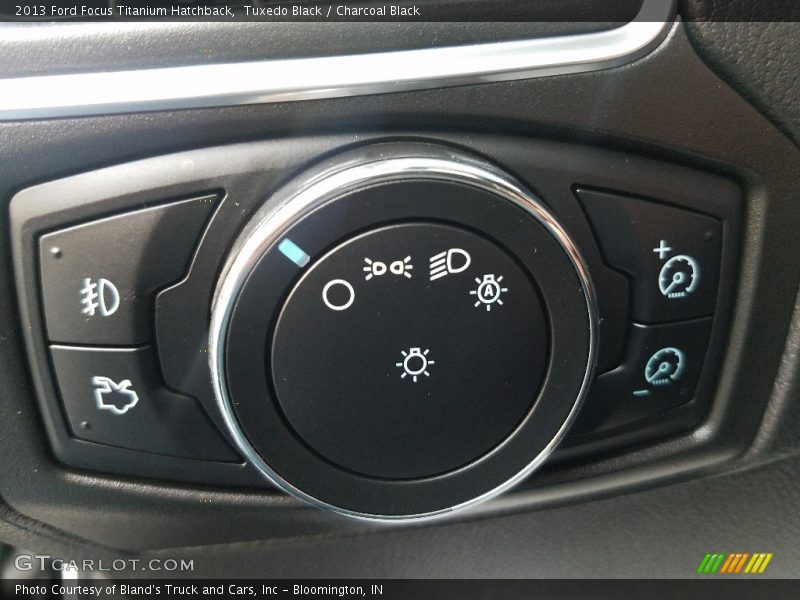 Tuxedo Black / Charcoal Black 2013 Ford Focus Titanium Hatchback
