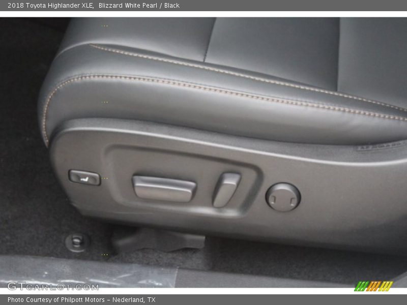 Blizzard White Pearl / Black 2018 Toyota Highlander XLE