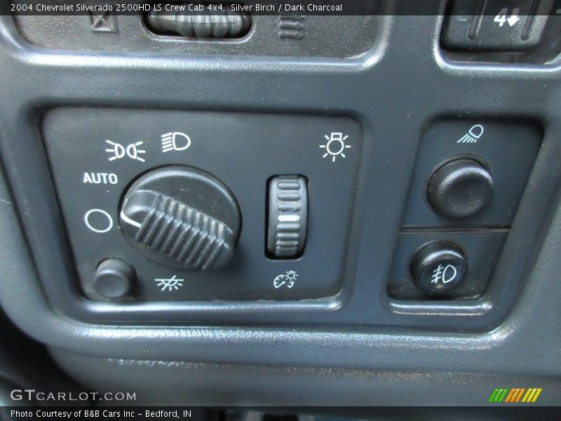 Silver Birch / Dark Charcoal 2004 Chevrolet Silverado 2500HD LS Crew Cab 4x4