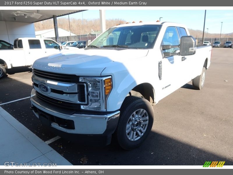 Oxford White / Medium Earth Gray 2017 Ford F250 Super Duty XLT SuperCab 4x4