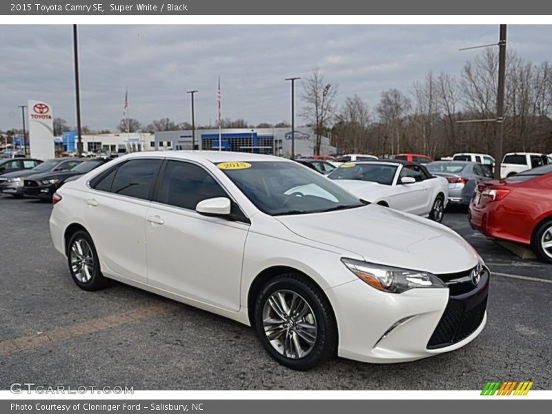 Super White / Black 2015 Toyota Camry SE