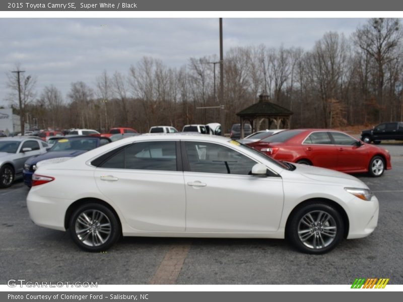 Super White / Black 2015 Toyota Camry SE