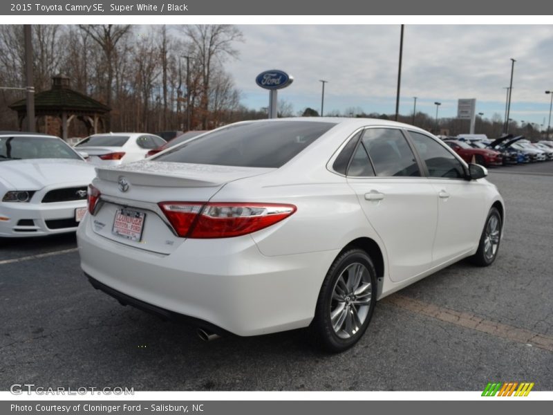 Super White / Black 2015 Toyota Camry SE