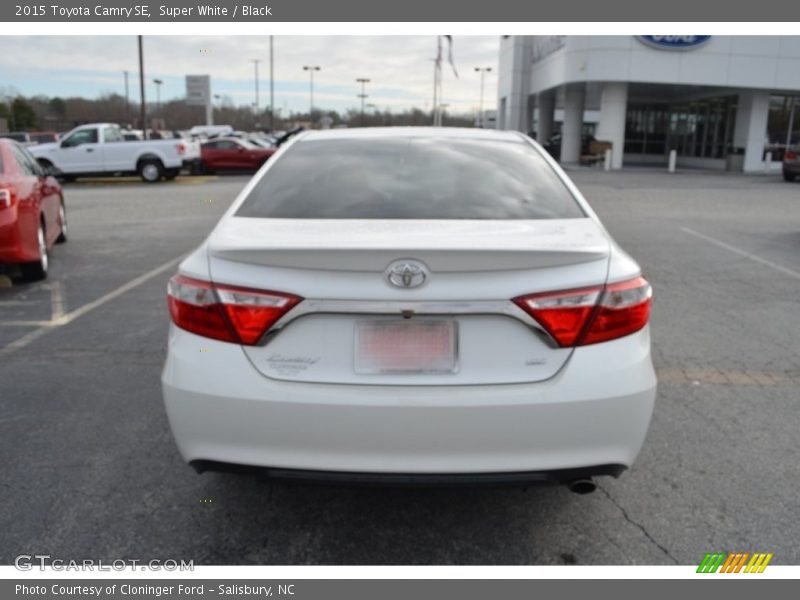 Super White / Black 2015 Toyota Camry SE