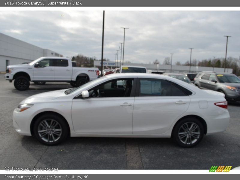 Super White / Black 2015 Toyota Camry SE