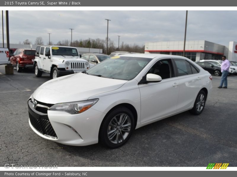 Super White / Black 2015 Toyota Camry SE