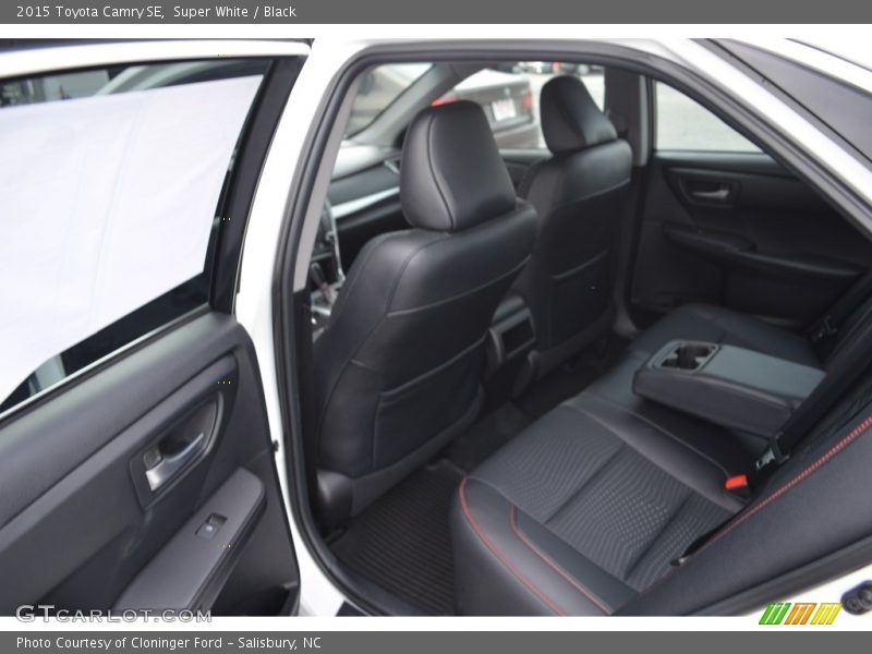 Super White / Black 2015 Toyota Camry SE
