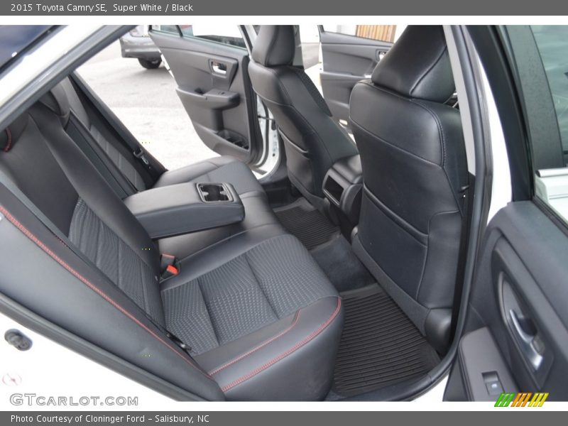 Super White / Black 2015 Toyota Camry SE