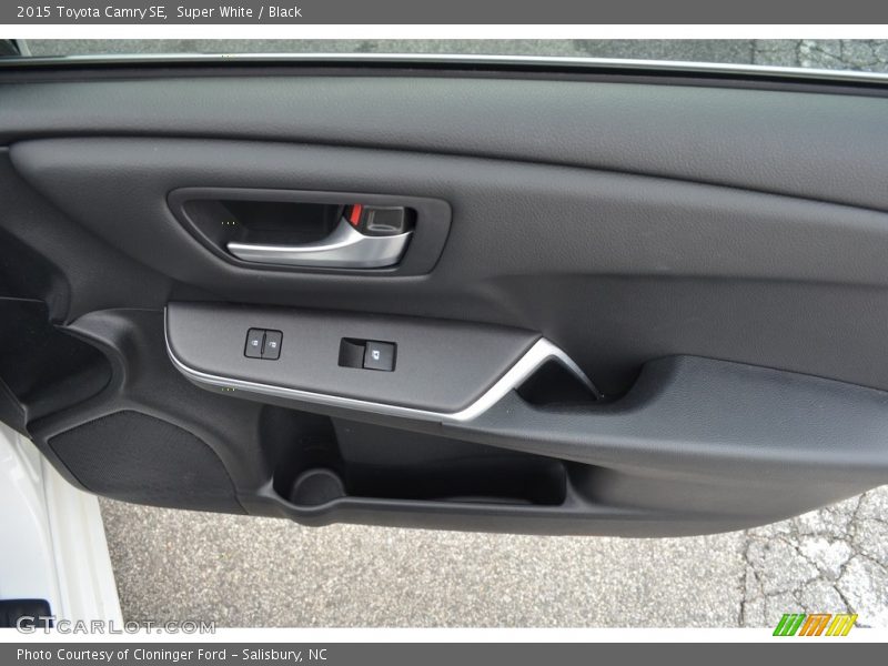 Super White / Black 2015 Toyota Camry SE