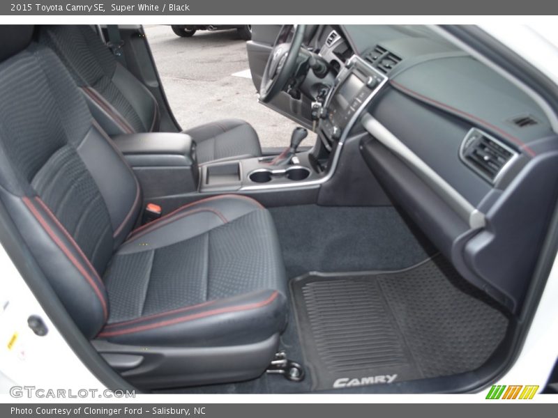Super White / Black 2015 Toyota Camry SE