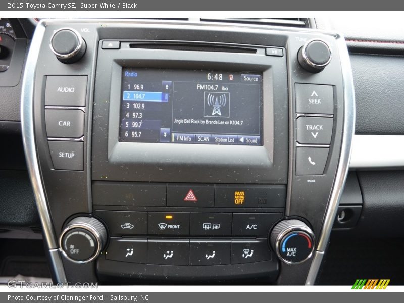 Super White / Black 2015 Toyota Camry SE