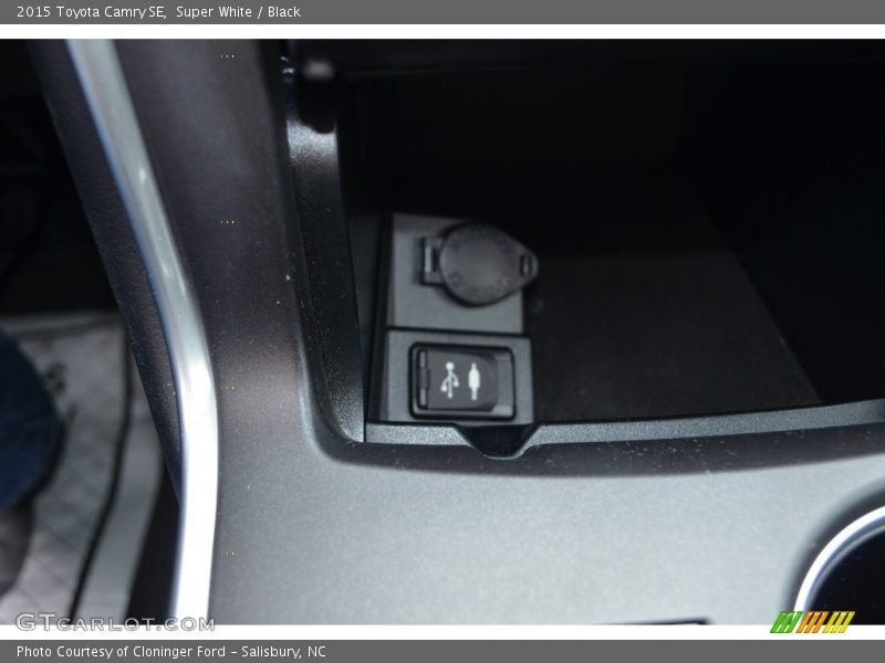 Super White / Black 2015 Toyota Camry SE