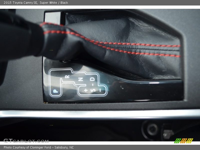 Super White / Black 2015 Toyota Camry SE
