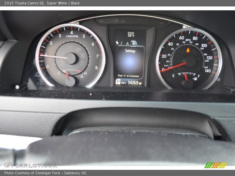 Super White / Black 2015 Toyota Camry SE