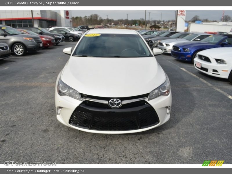 Super White / Black 2015 Toyota Camry SE