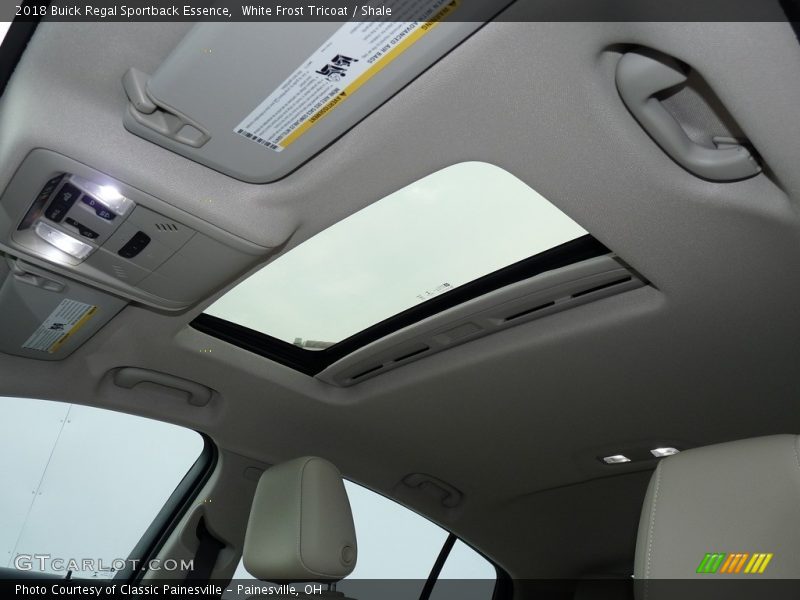 White Frost Tricoat / Shale 2018 Buick Regal Sportback Essence