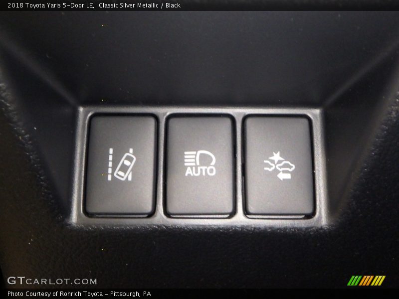 Classic Silver Metallic / Black 2018 Toyota Yaris 5-Door LE