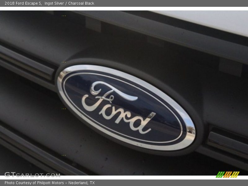 Ingot Silver / Charcoal Black 2018 Ford Escape S