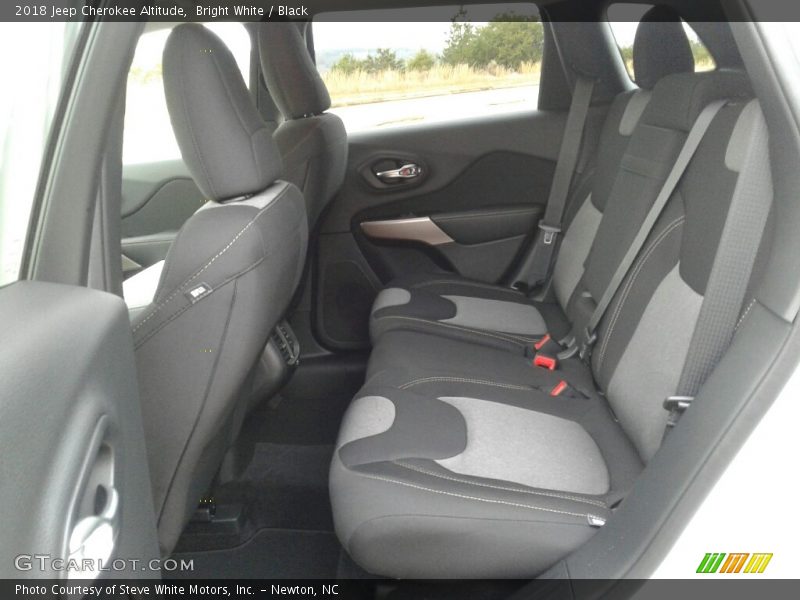 Bright White / Black 2018 Jeep Cherokee Altitude