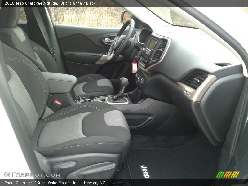 Bright White / Black 2018 Jeep Cherokee Altitude