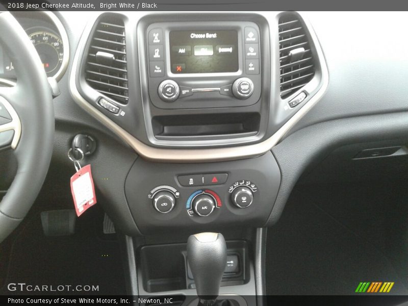 Bright White / Black 2018 Jeep Cherokee Altitude