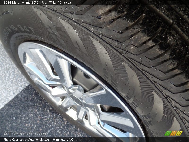 Pearl White / Charcoal 2014 Nissan Altima 2.5 S