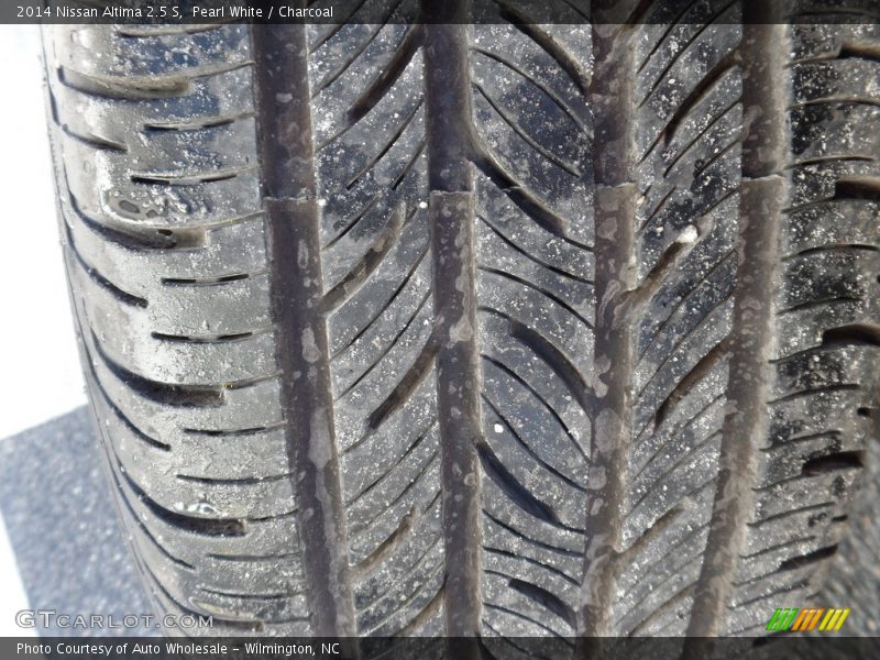 Pearl White / Charcoal 2014 Nissan Altima 2.5 S
