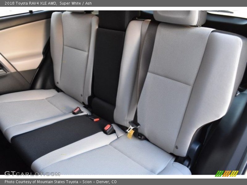 Super White / Ash 2018 Toyota RAV4 XLE AWD