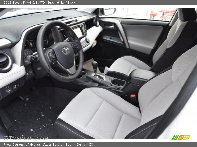 Super White / Black 2018 Toyota RAV4 XLE AWD