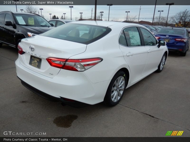 Super White / Macadamia 2018 Toyota Camry LE