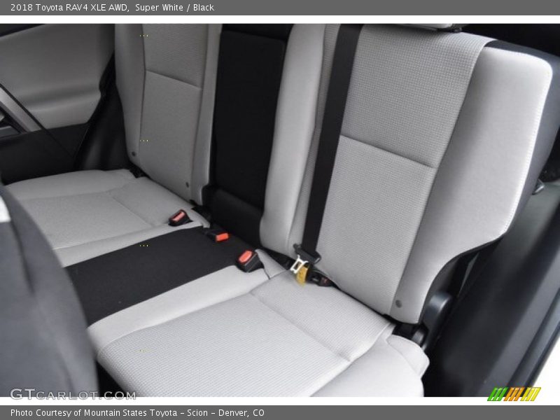 Super White / Black 2018 Toyota RAV4 XLE AWD