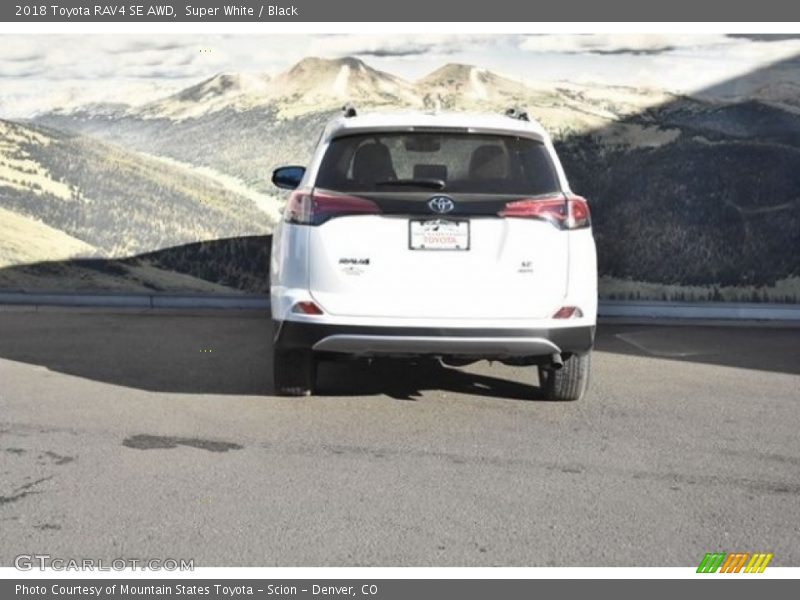 Super White / Black 2018 Toyota RAV4 SE AWD