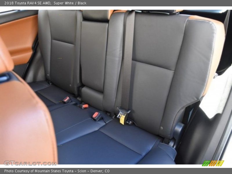 Super White / Black 2018 Toyota RAV4 SE AWD