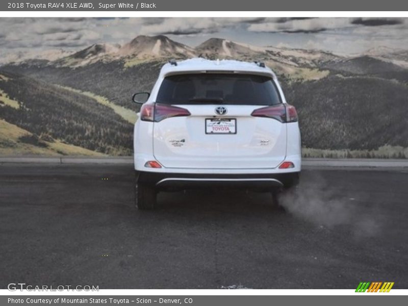 Super White / Black 2018 Toyota RAV4 XLE AWD