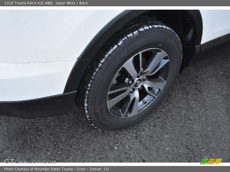Super White / Black 2018 Toyota RAV4 XLE AWD