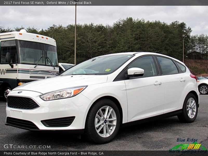 Oxford White / Charcoal Black 2017 Ford Focus SE Hatch