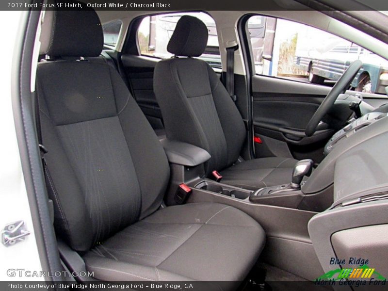 Oxford White / Charcoal Black 2017 Ford Focus SE Hatch