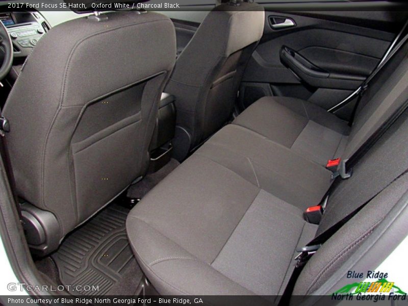 Oxford White / Charcoal Black 2017 Ford Focus SE Hatch
