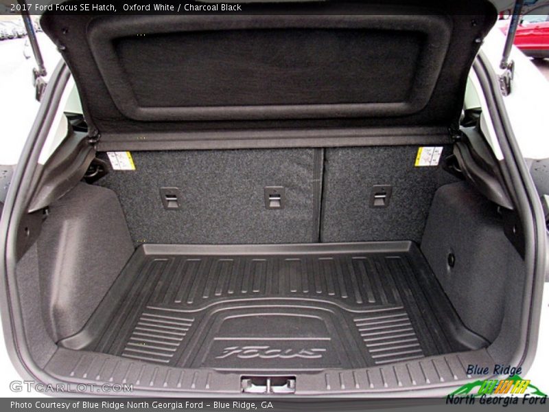 Oxford White / Charcoal Black 2017 Ford Focus SE Hatch