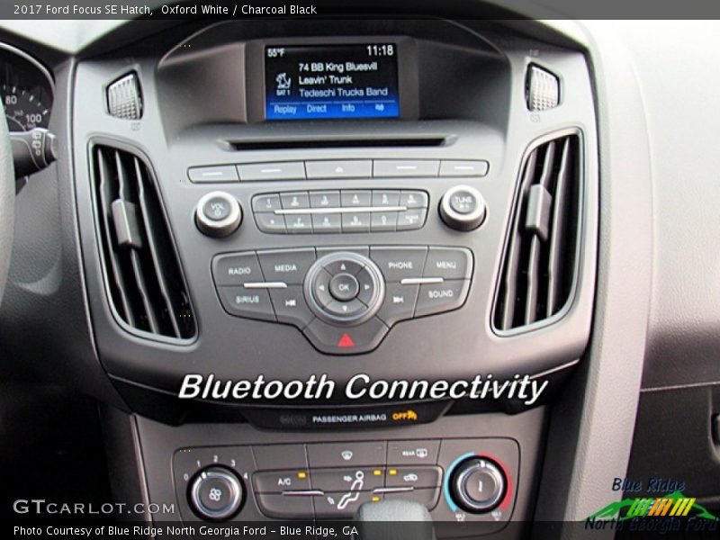 Oxford White / Charcoal Black 2017 Ford Focus SE Hatch