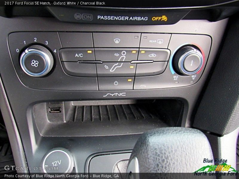 Oxford White / Charcoal Black 2017 Ford Focus SE Hatch