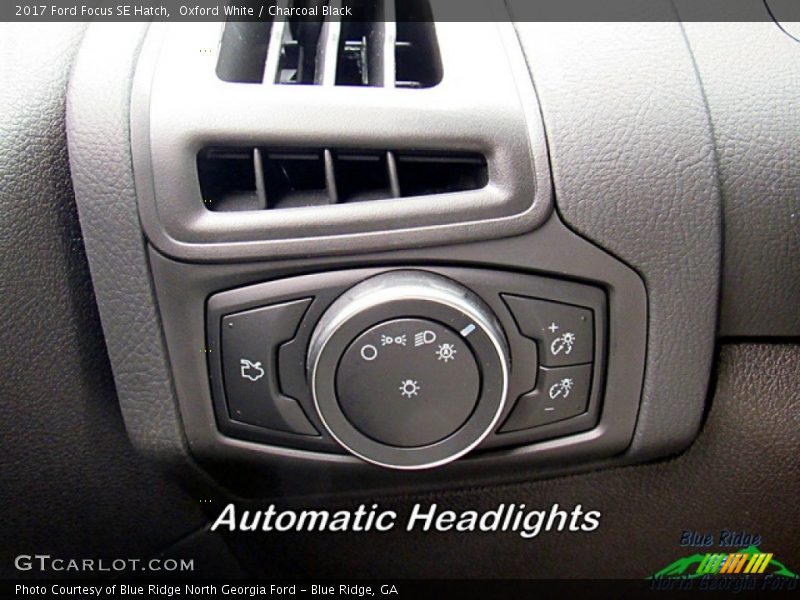 Oxford White / Charcoal Black 2017 Ford Focus SE Hatch