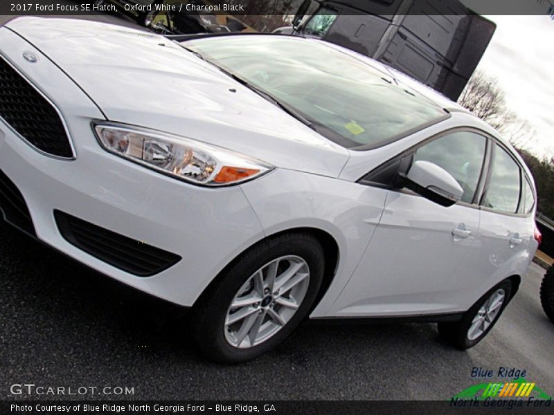 Oxford White / Charcoal Black 2017 Ford Focus SE Hatch