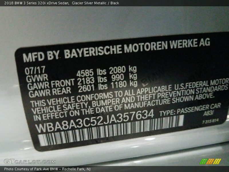 Glacier Silver Metallic / Black 2018 BMW 3 Series 320i xDrive Sedan