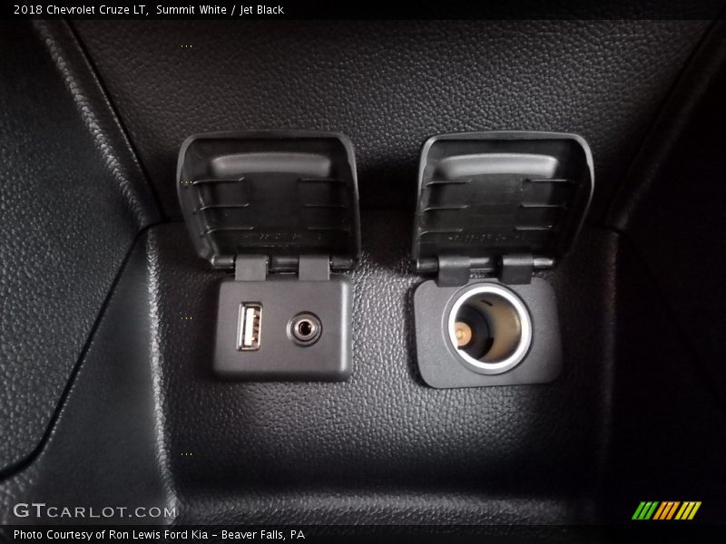 Summit White / Jet Black 2018 Chevrolet Cruze LT